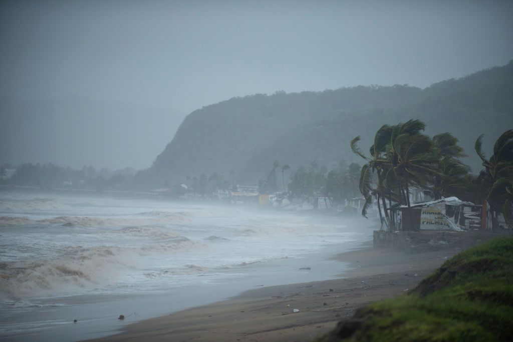 Ijesztő hírt kapott a sztár, családja felé tart a pusztító vihar