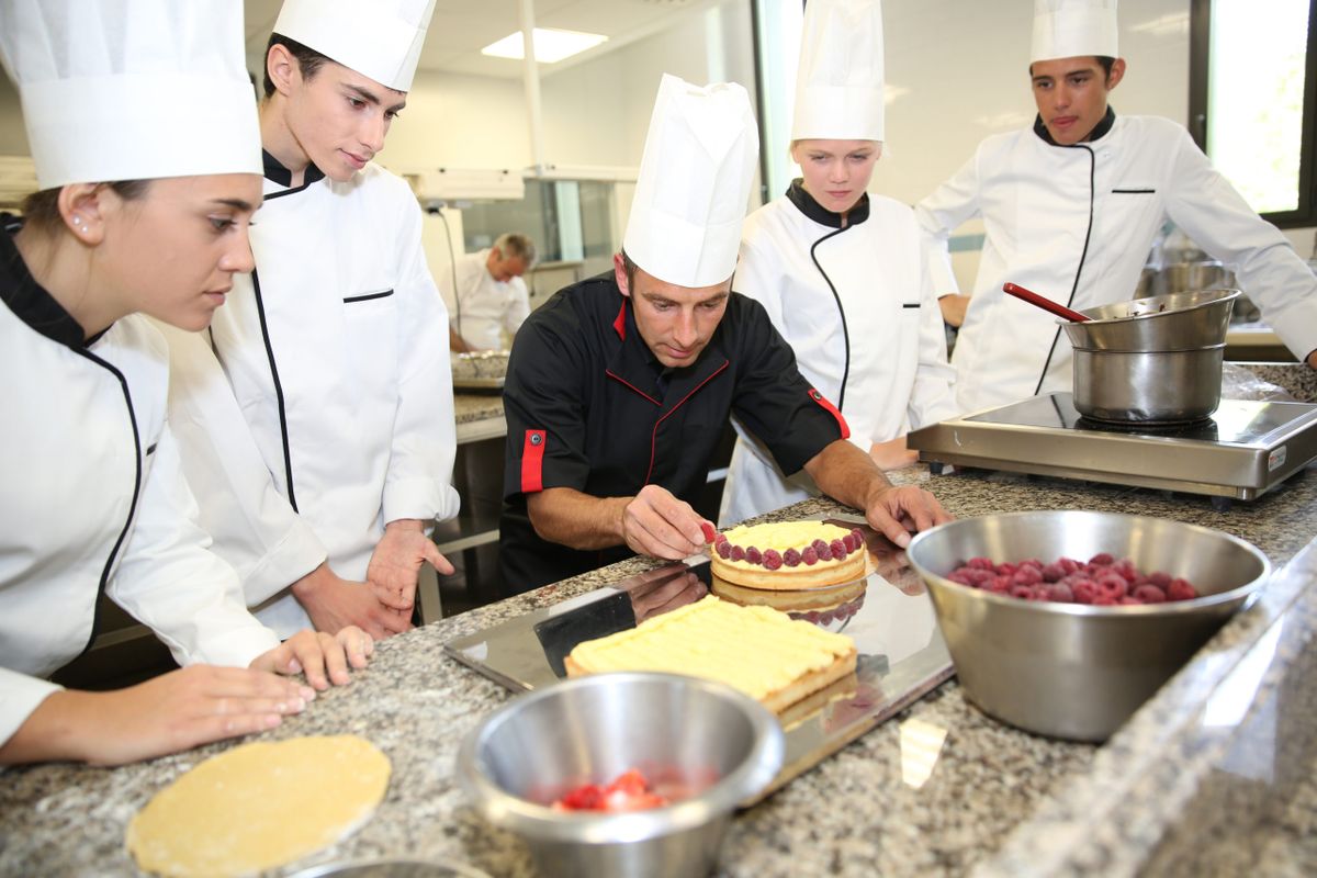 Students,With,Teacher,In,Pastry,Training,Course