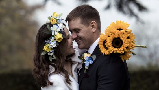 Szívszorító: ilyen volt az ukrán pár rendhagyó londoni esküvője - Fotók!