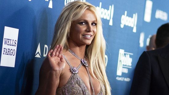 Forró pillanatok: tengerparton markolássza meztelen melleit Britney Spears - Fotó!