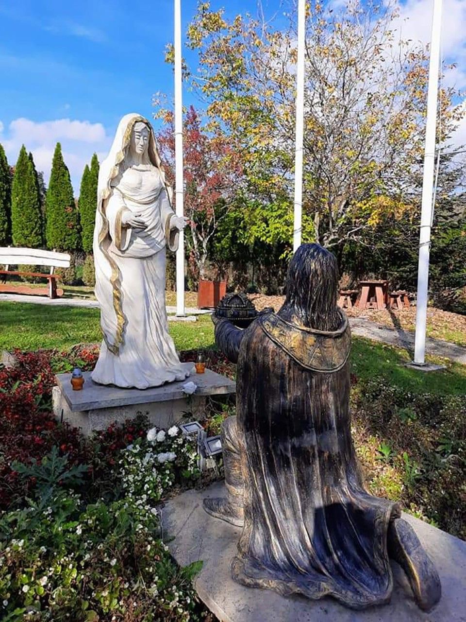 A magyar államalapítás előtt is tiszteleg a park egy szoborral, ami azt ábrázolja, hogy Szent István a Szűzanya oltalmába ajánlja országát