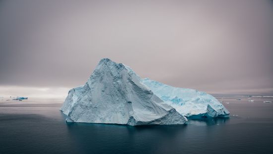 Megdöbbentő formájú jéghegyet fedeztek fel – Videó!