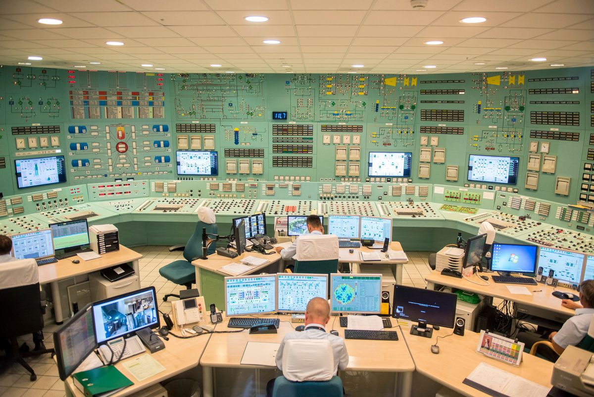 Szakemberek a Paksi Atomerõmû négyes reaktorának vezérlõtermében 2019. június 25-én