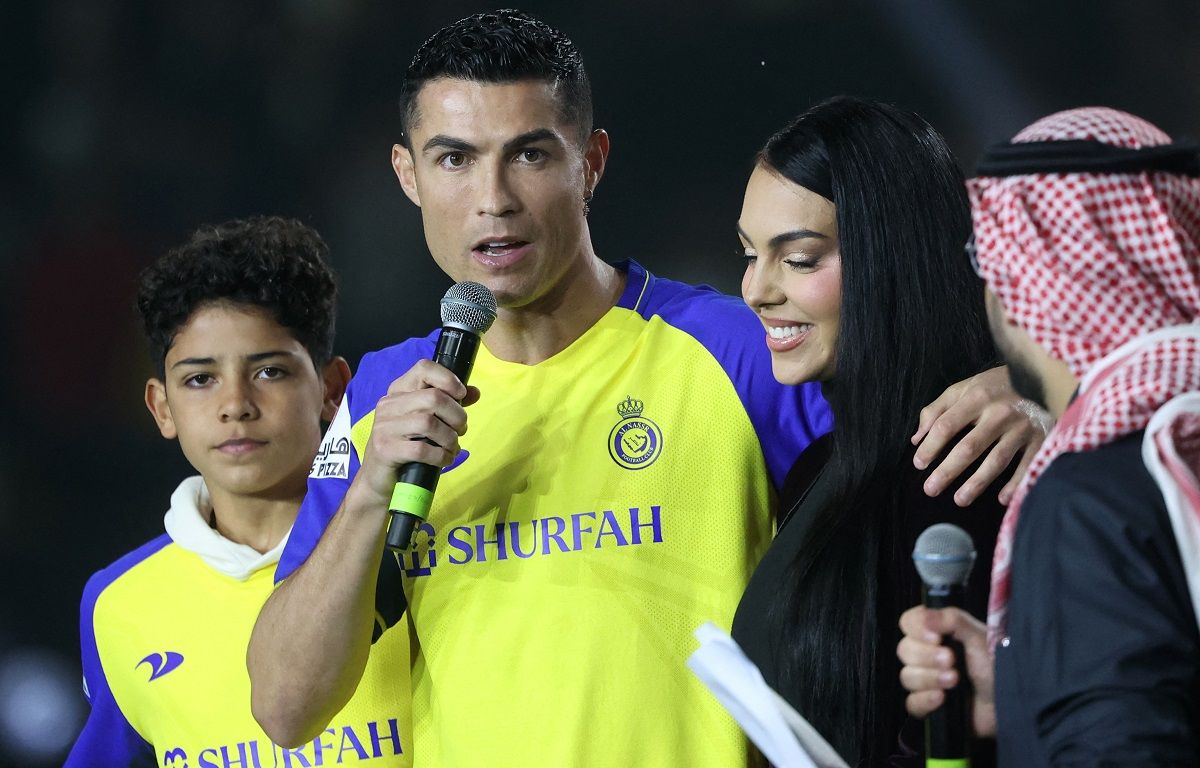 Ronaldo rijádi bemutatkozásán a fia, Cristiano Junior és élettársa, Georgina   is jelen volt - utóbbi céltábla lett