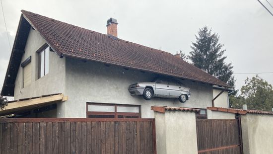 Félig beleállt egy autó a ház falába Budapesten - Fotó!
