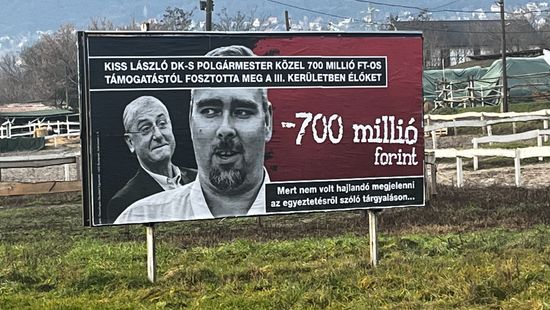 Ellepték a plakátok Óbudát: 700 milliótól fosztotta meg a kerületieket a DK-s polgármester