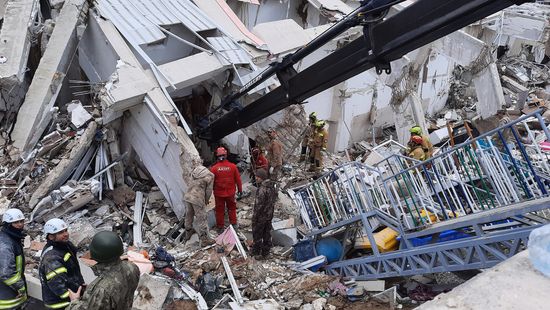 Hunor mentőszervezet már 12 túlélőt emelt ki a romok alól