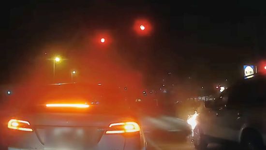 Csak egy átlagos szerda Tatabányán: égő autóval gurult a piroshoz egy sofőr, majd ment is tovább – videó