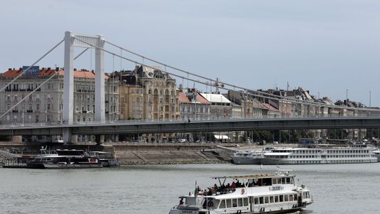 A Dunába vetette magát egy férfi az Erzsébet hídról