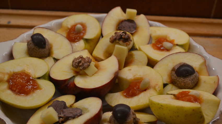 Gyors, egészséges és mennyei, ha magát a félbevágott almát töltjük meg mindenféle földi jóval. neked milyen almakosárka a kedvenced?