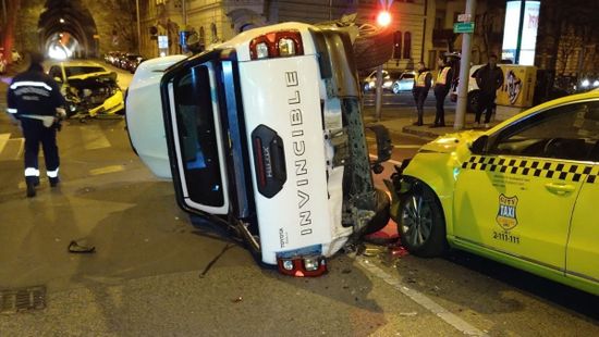 Egy ámokfutó autóst üldöztek a rendőrök az V. kerületben - Fotó!