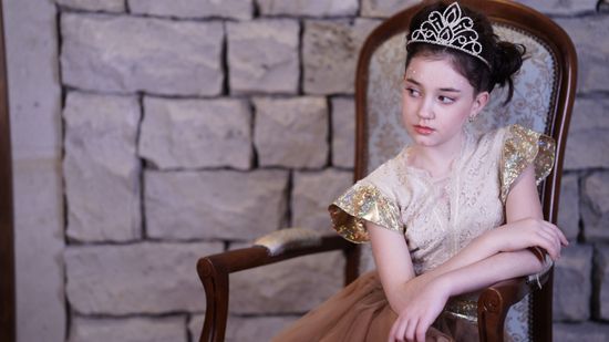 11 éves magyar lányt koronáztak királynővé - Fotók