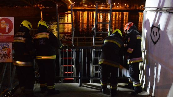Dráma a Duna-parton, életet mentettek a tűzoltók Budapesten