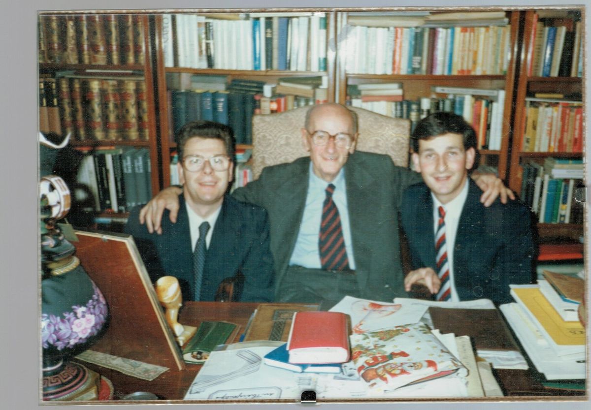 Dr. Mester Endre sebész professzor és fiai Ádám (a kép bal oldalán) és András (a kép jobb oldalán).