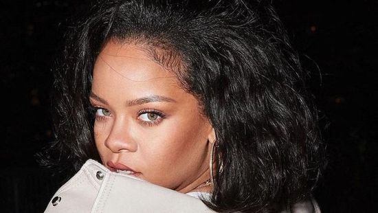 Ellepték a rendőrök Rihanna otthonát: egy férfi meg akarta kérni az énekesnő kezét