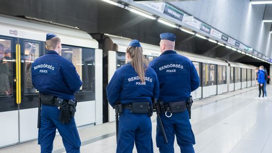 Elözönlötték a rendőrök a négyes metrót