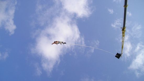 Sokkoló felvételek: bungee jumpingozás közben szakadt el egy turista kötele