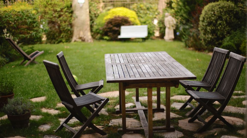 Terrace,And,Garden,In,Paris,,Wooden,Table,And,Wooden,Chairs,