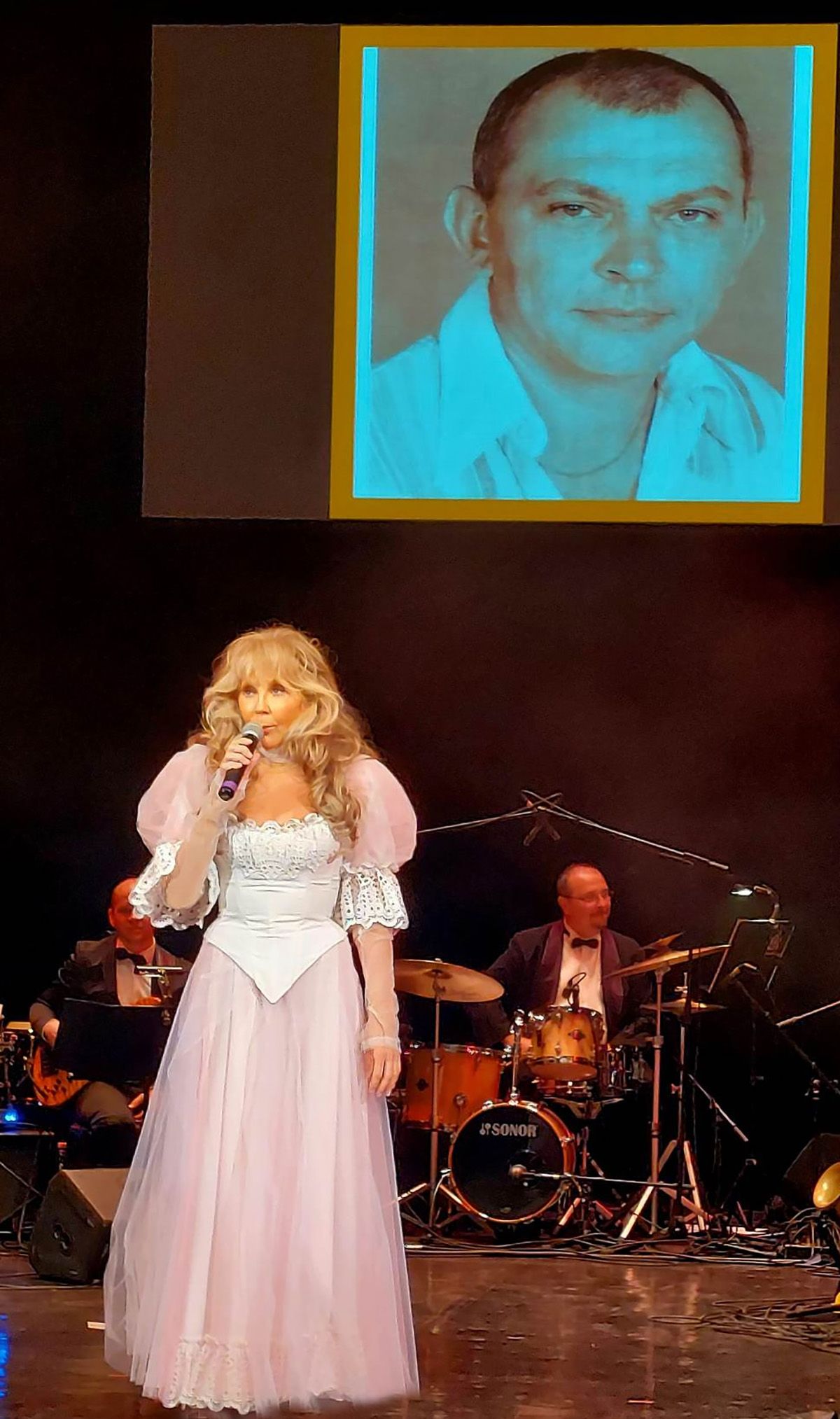 Csongrádi Kata férje S.Nagy István volt, akihez legendás szerelem fűzte a művésznőt