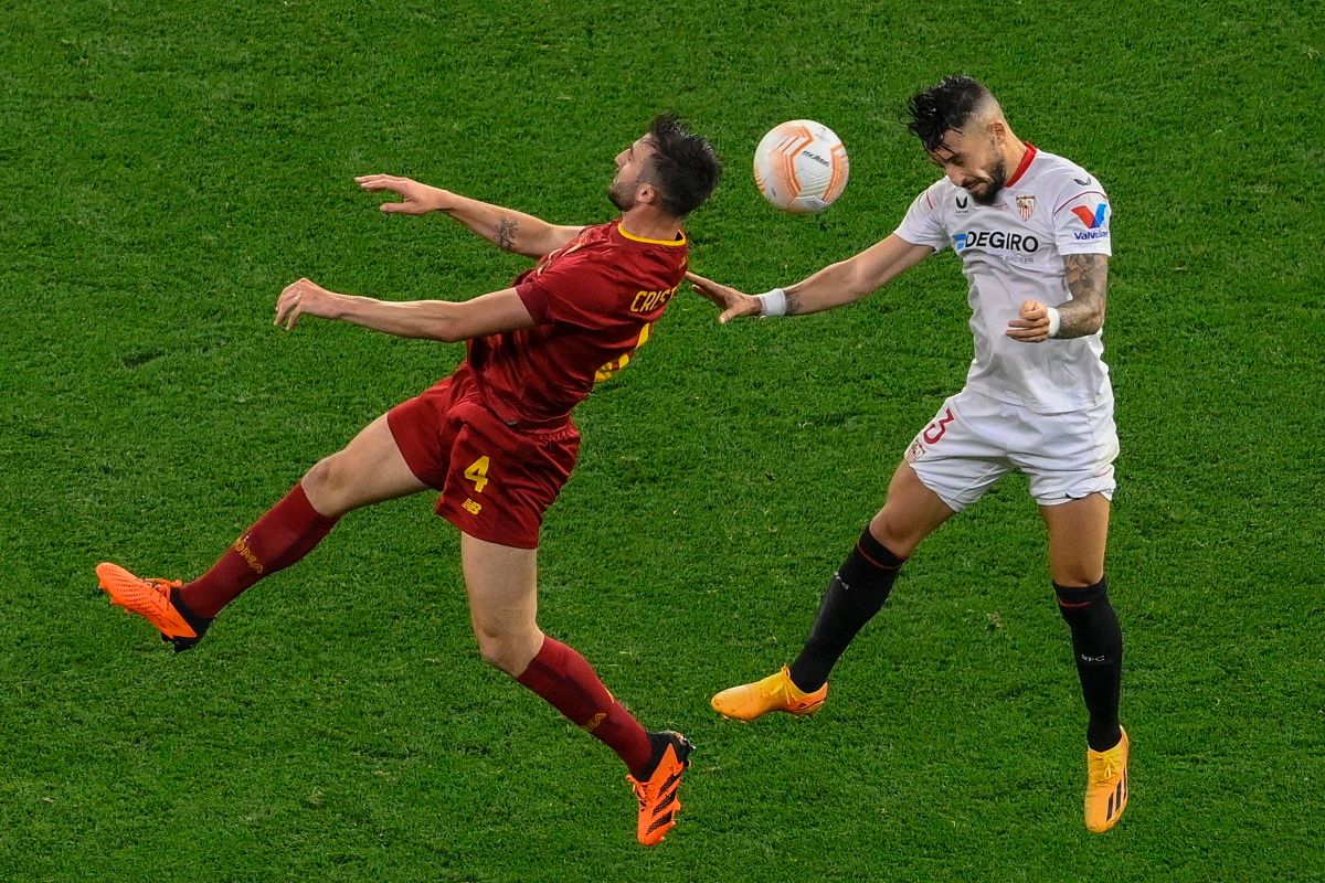 Óriási meccset vívott Cristante (balra) és Telles, az AS Roma és a Sevilla a Puskás Arénában rendzett El-döntőn
