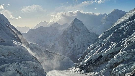 Mount Everest: serpákat tüntettek ki hétfőn