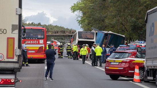 Szlovákiai buszbaleset: kritikus állapotban a sérültek