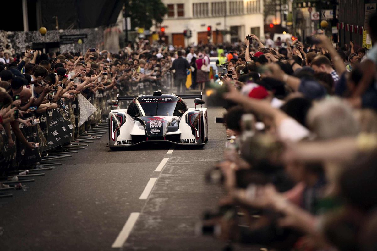 szuperautók, szupersztráok, világsztárok, Budapest, Magyarország, 24. Gumball 3000 Rally, rendezvény, verseny