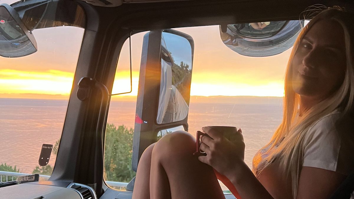 Déri Szilvia női kamionsofőr párjával járja Európát