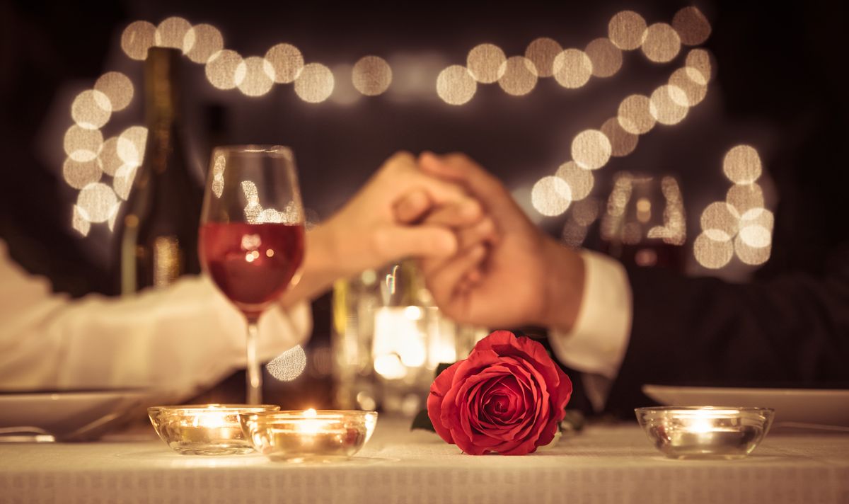 romantika, romantikus vacsora, szerelem, szerelmespár, Valentin-nap, randevú, randi, Shutterstock  1276385140
