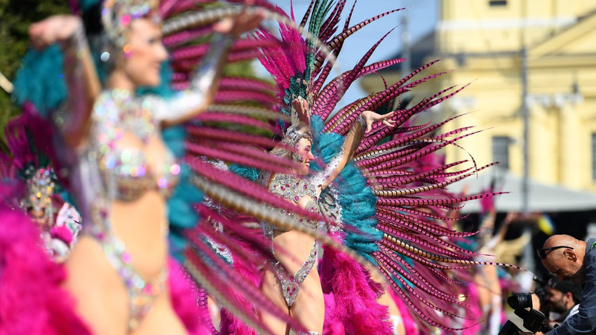 Tizenkét virágkocsi, harminchét művészeti csoport, több mint ezerötszáz táncos, előadó, zenész vonult fel vasárnap a debreceni virágkarneválon, amelyet 57. alkalommal rendeztek meg a cívisvárosban augusztus 20-án.