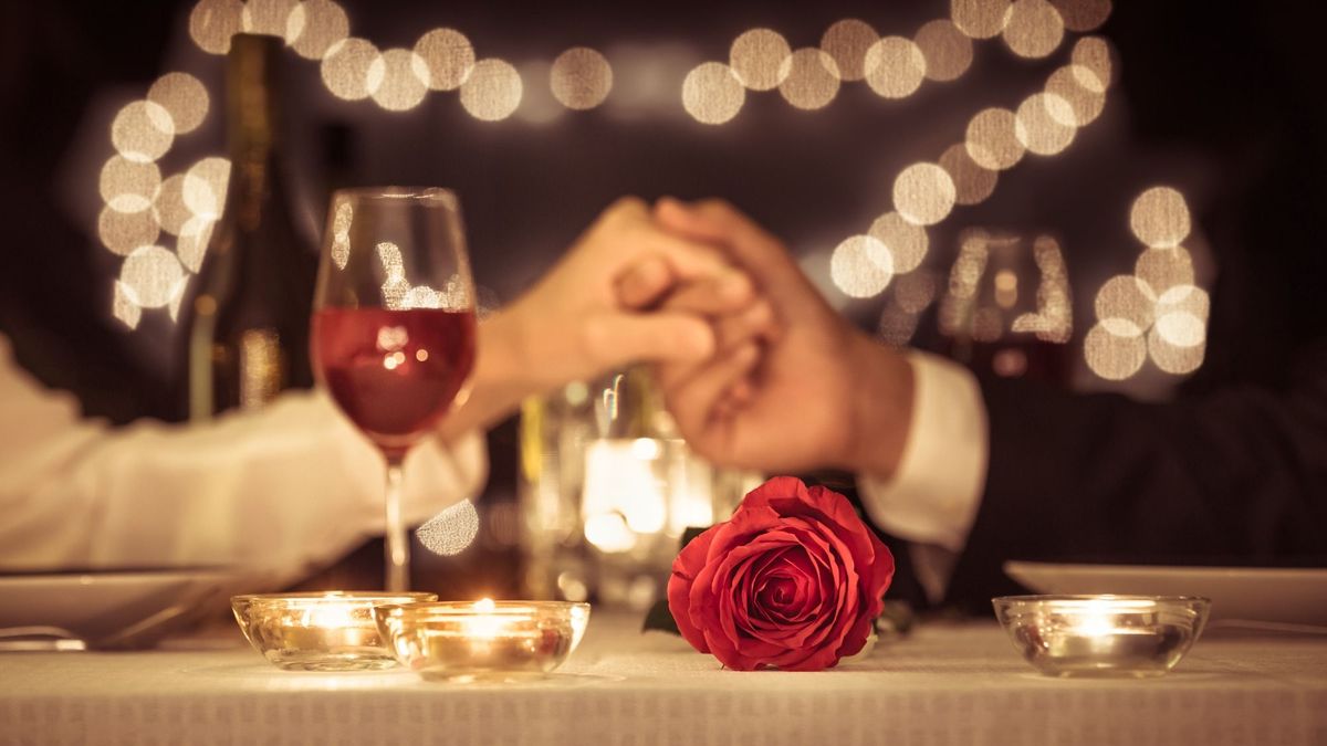 romantika, romantikus vacsora, szerelem, szerelmespár, Valentin-nap, randevú, randi, Shutterstock  1276385140