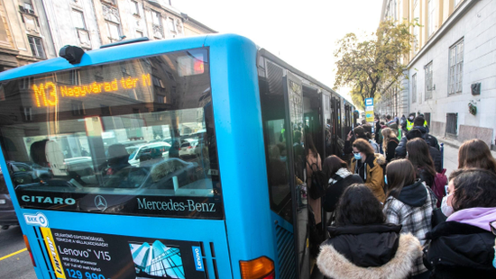Akkorát fékezett a busz Budán, hogy kórházba került az utasa