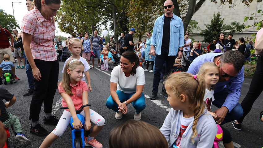 Országszerte rengeteg programmal készültek a családok számára. Szombaton délelőtt gyermek szelíd motoros felvonulás is volt. Novák Katalin köztársasági elnök is részt vett a rendezvényen.