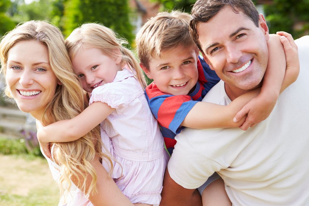 Portrait,Of,Happy,Family,In,Garden