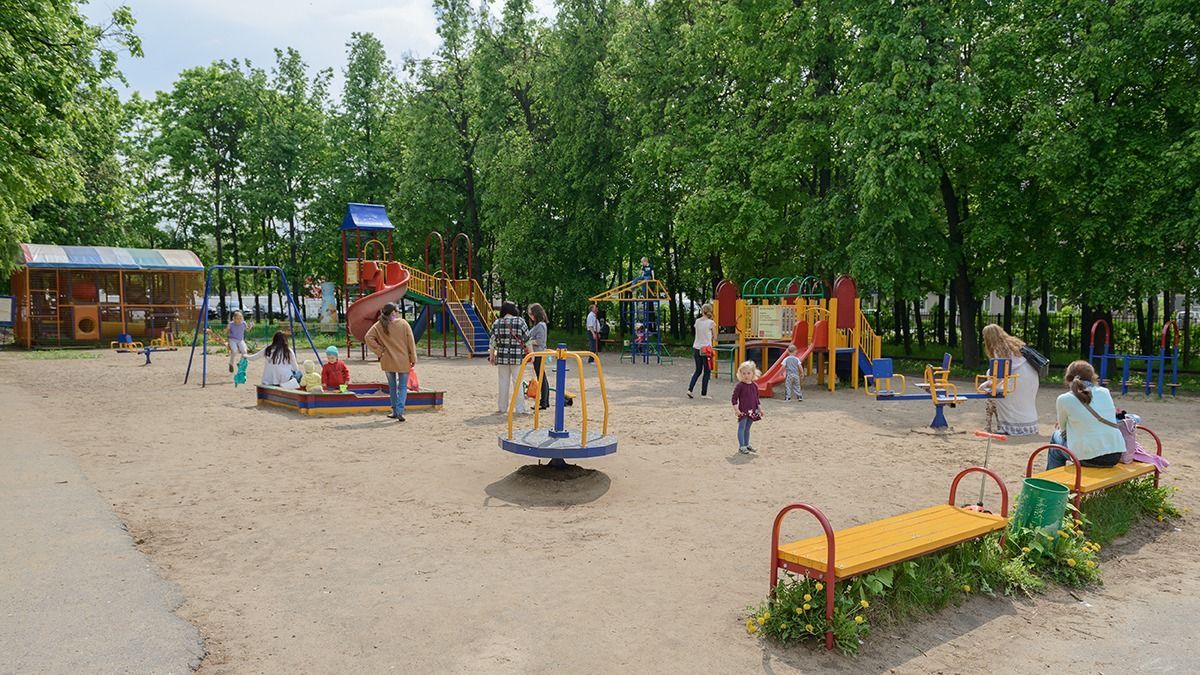 May,24,,2016:,Children,With,Parents,In,The,Children's,Playground