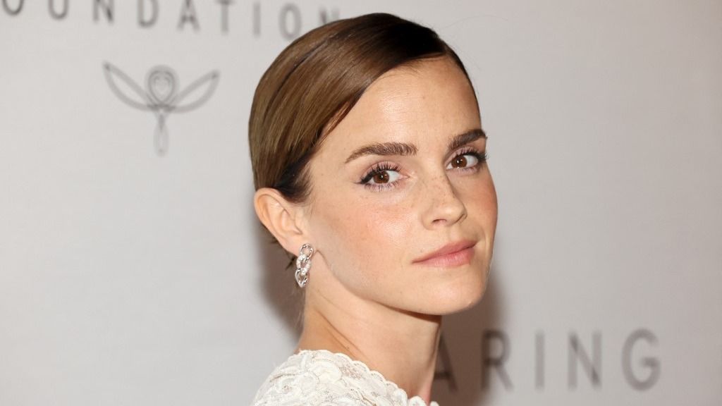 Emma Watson csillogó gyűrűvel jelent meg a Párizsi Divathéten