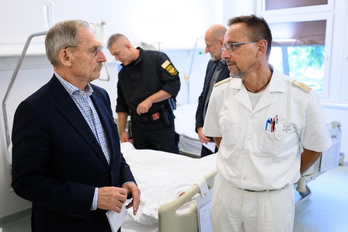 Dr. Pintér Sándor belügyminiszter, esztergomi robbantás, sérültek kórházi látogatása
