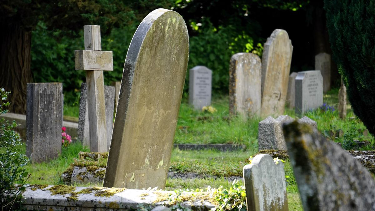 temetés koporsó sírhely