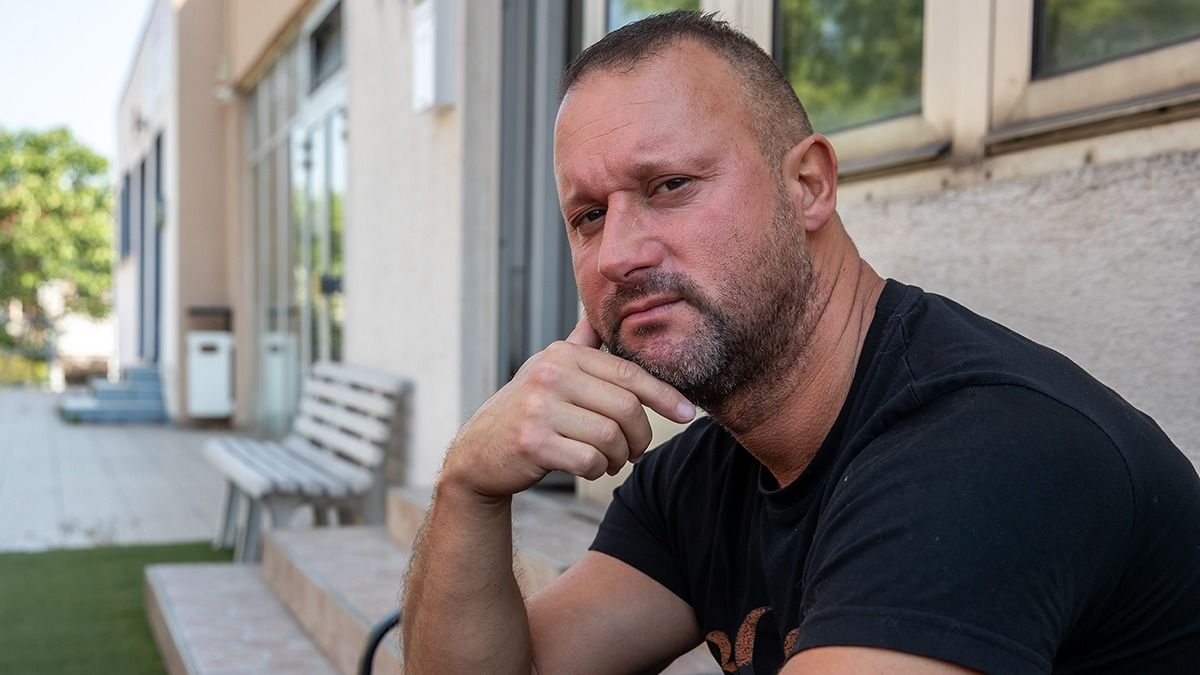„Ha nyerek, alsónadrágban végigmegyek az Erzsébet hídon” – Alekosz is ringbe szállt Vadon Jani székéért