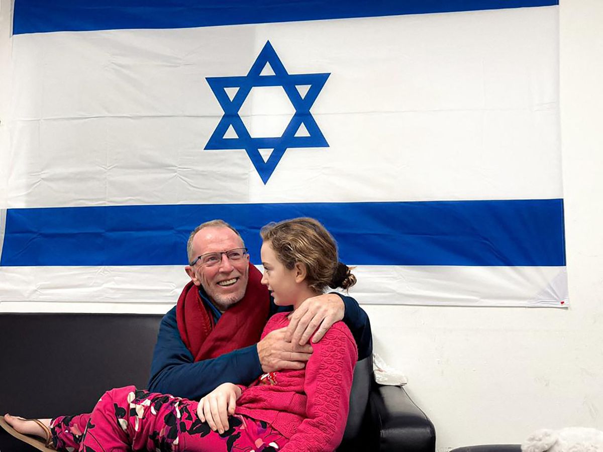 "Emilym végre hazaér, összetörve, de egy darabban" - a földi poklot élte meg a Hamásznál Emily: a kislányt 49 nap után ölelhette át újra a családja
