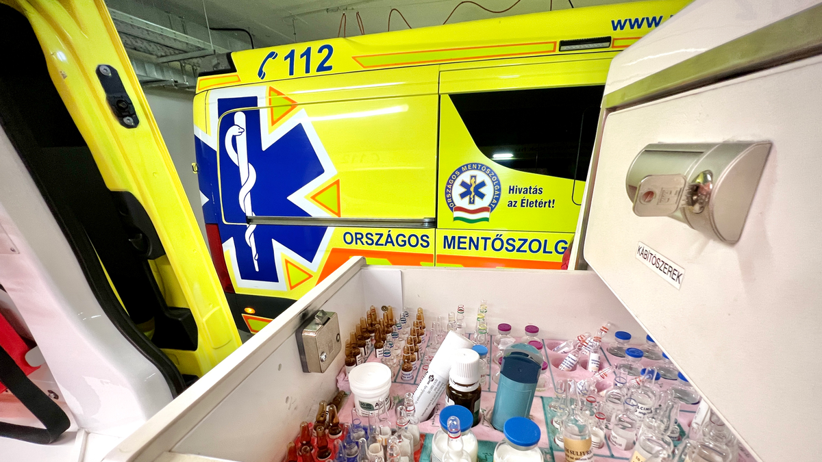 Metálra tomboló, meztelen nagypapához riasztották a budapesti mentőket!