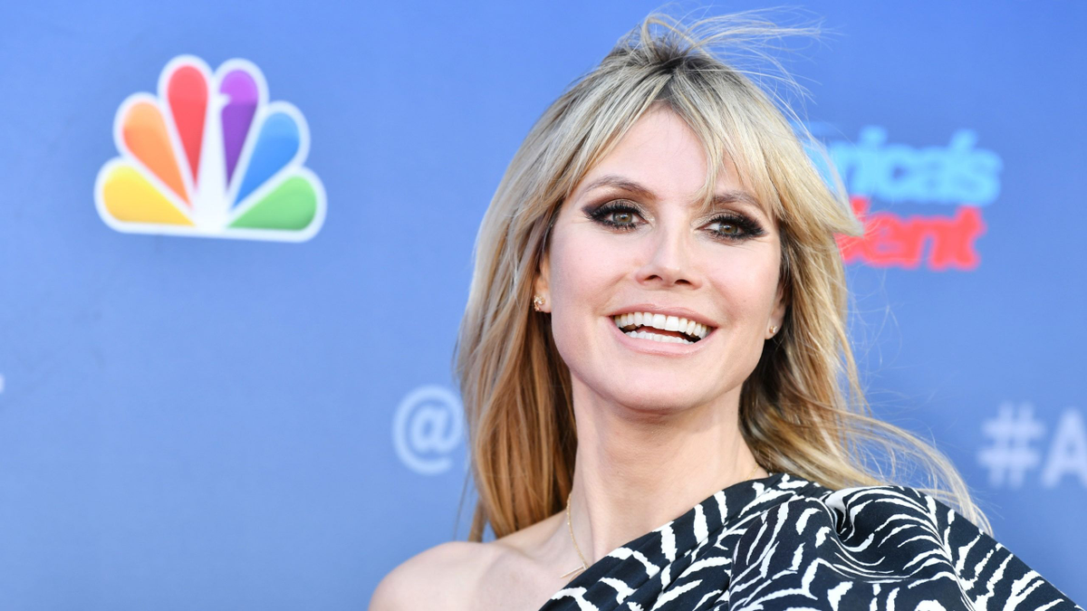 Ezt nézd, ha fáznál: Heidi Klum bikiniben jakuzzizik a hóesésben!