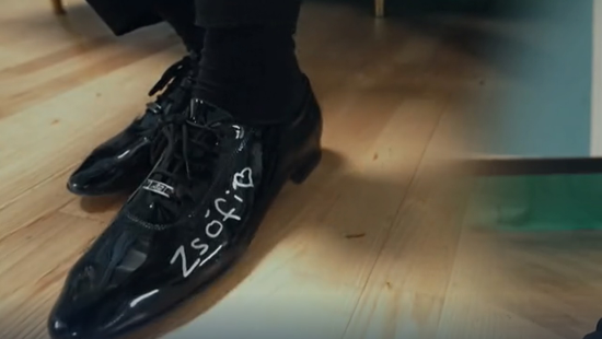 Egy lány neve tűnt fel T. Danny cipőjén - Videó