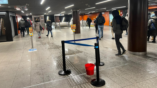 Milyen munka ez? – a Köki után a Corvin-negyed metrómegállónál is megjelent az esővízgyűjtő vödör Milyen munka ez? – a Köki után a Corvin-negyed metrómegállónál is megjelent az esővízgyűjtő vödör