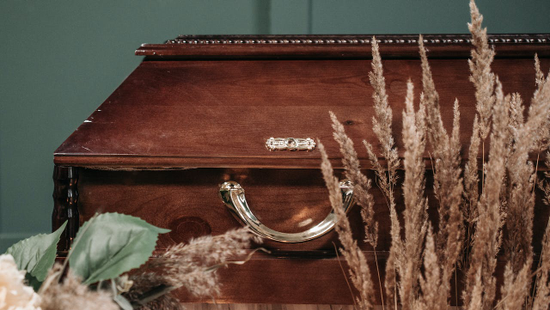 Botrány a temetésen: félmeztelen sztriptíztáncosnő mászott rá a halottra