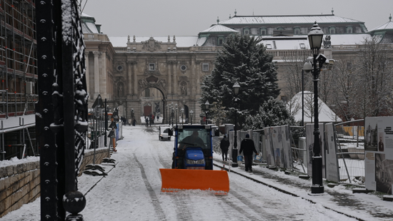 Elesett Budapest: az ónos eső miatt nem jár több busz, lezárták Normafát is