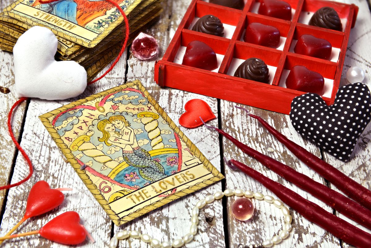 Love,Magic,Ritual,With,Red,Candles,,Tarot,Card,Lovers,,Heart