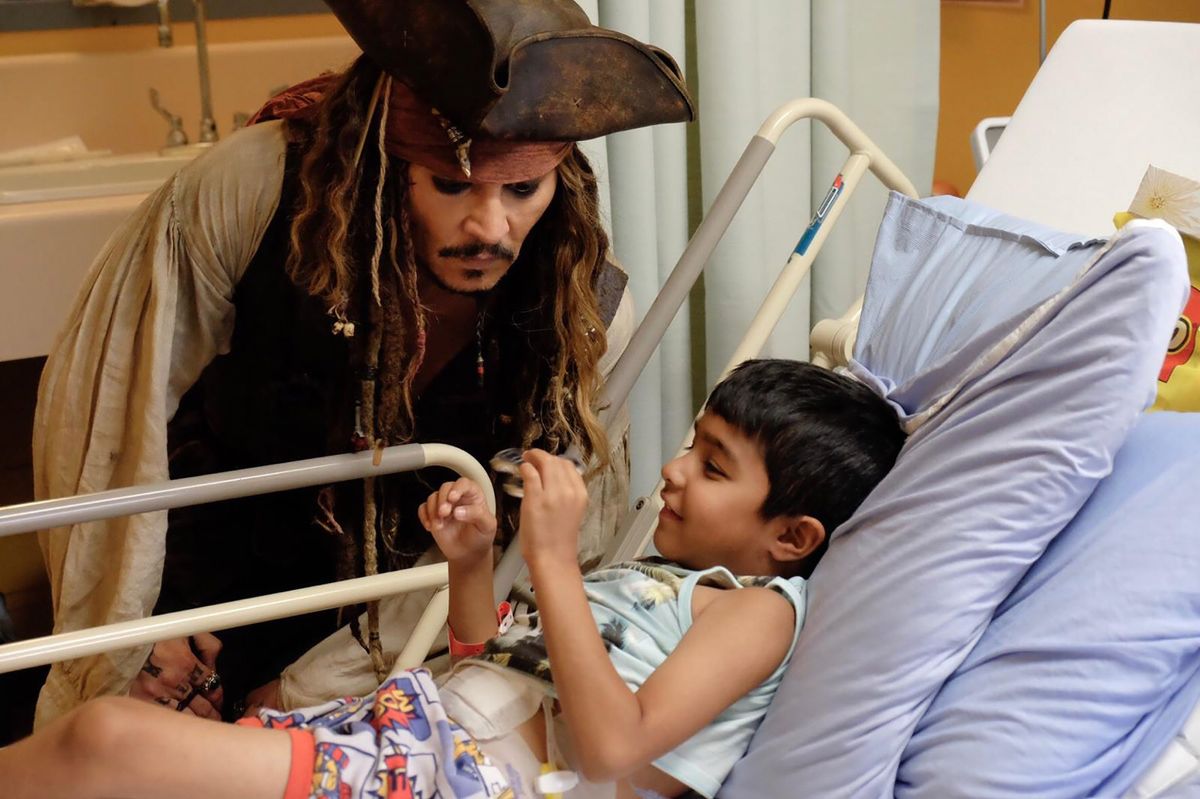 "I come in peace!" Johnny Depp, surprises sick children as Captain Jack Sparrow