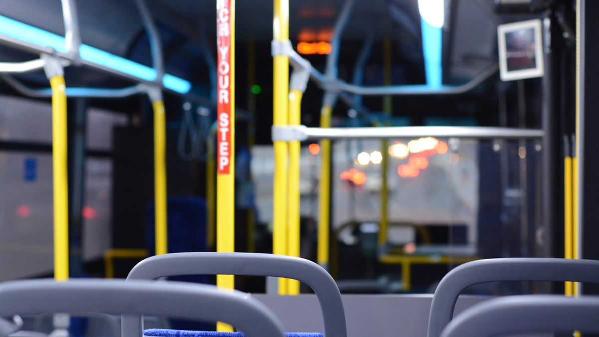Összetört a színész, busz gázolta halálra a testvérét