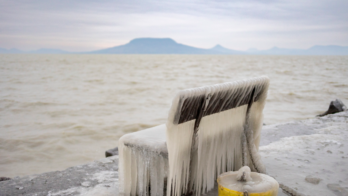 Figyelmeztetést adtak ki: életveszélyes a Balaton jegére menni!